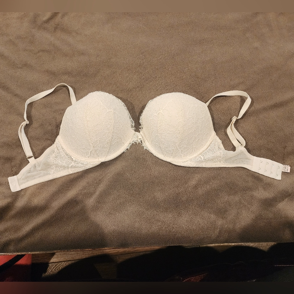 Elegant Lace Victorias Secret Underwire Bra - Cream 32DDD